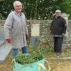 photo  rémi duval et laurent plet sont venus, plein de courage, pour nettoyer le cimetière. 