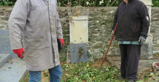 photo  rémi duval et laurent plet sont venus, plein de courage, pour nettoyer le cimetière.  &copy;  le maine libre 