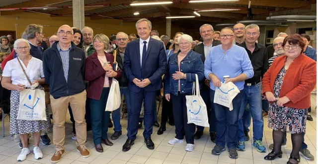 photo  les gagnants du concours de fleurissement, avec les élus et les participants à la remise des prix mercredi soir.  &copy;  ville de coulaines 