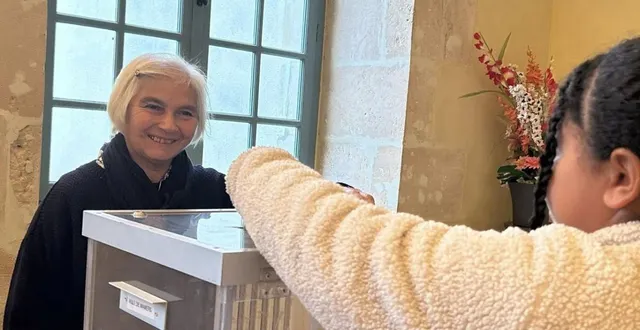 photo  dans la salle du conseil municipal, les jeunes électeurs ont voté sous le regard bienveillant des élus de mamers.  &copy;  sandrine plessix 