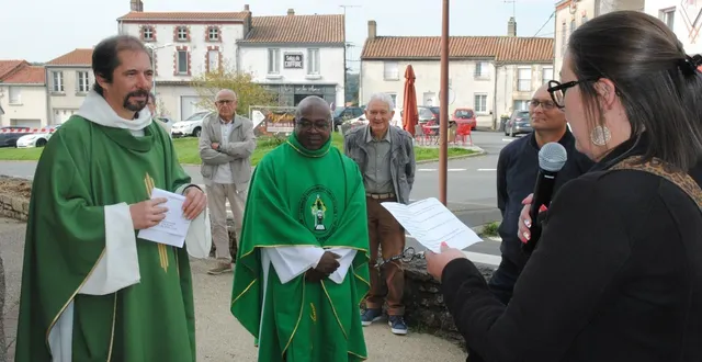 photo  pierre-étienne grislin (à gauche) lors de sa première messe, le 27 septembre 2025, au puy-saint-bonnet.  &copy;  ouest-france 