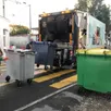 photo  de gros conteneurs ont été placés au bout des artères où les chantiers (chronolignes, réseau de chaleur, assainissement) empêchent la collecte des ordures ménagères et des matériaux recyclables en porte-à-porte. la qualité du tri en pâtit. 