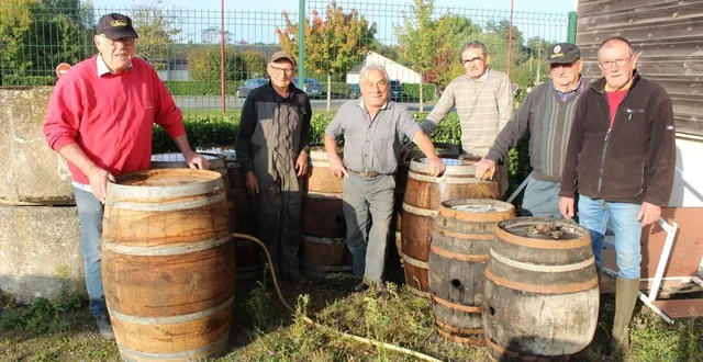 photo  les barriques qui recueilleront le cidre fraîchement pressé sont lavées, puis passées au soufre.  &copy;  le maine libre 
