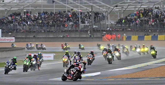 photo  le départ des 24 heures motos 2025.  &copy;  jérôme fouquet/ouest-france 