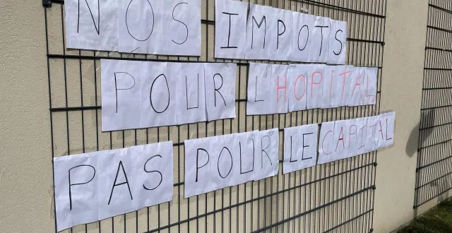 photo  la population a apporté son soutien au personnel du chicam lors d’un rassemblement initié par le mouvement civil indignons-nous, samedi 4 octobre 2025.  &copy;  archives ouest-france 