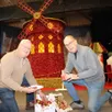 photo michel bigot, président de vimoutiers animation, aux côtés de roland lechevallier, l’une des chevilles ouvrières du motif en pommes devant le moulin rouge en version inédite.