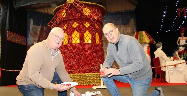 photo  michel bigot, président de vimoutiers animation, aux côtés de roland lechevallier, l’une des chevilles ouvrières du motif en pommes devant le moulin rouge en version inédite.  &copy;  ouest-france 