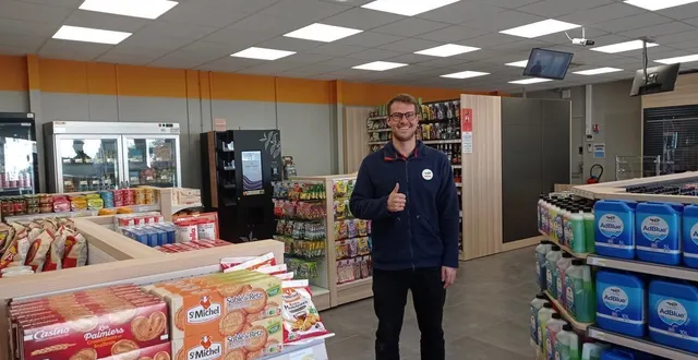 photo  alex bohnert, gérant, au cœur du nouvel espace boutique épicerie et dépannage auto de sa station total énergies.  &copy;  ouest-france 