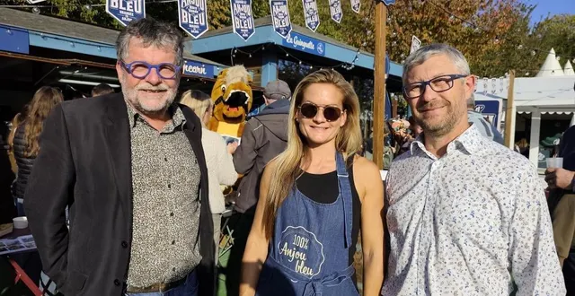 photo  alexandra brisson, directrice de l’office de tourisme de l’anjou bleu ; pierrick esnault (à gauche), et christophe guineheux, vice-présidents du pays de l’anjou bleu, posent devant la guinguette.  &copy;  ouest-france 