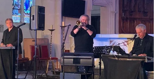 photo  avec son organiste jean-jacques patrice, jean-claude borelly aséduit le public dans une église à l’acoustique parfaite.  &copy;  le maine libre 
