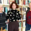 photo louise, agent bibliothécaire au centre, avec deux des bénévoles, annick et sylvie, qui accueillent le public.