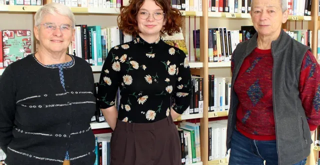 photo  louise, agent bibliothécaire au centre, avec deux des bénévoles, annick et sylvie, qui accueillent le public.  &copy;  le maine libre 