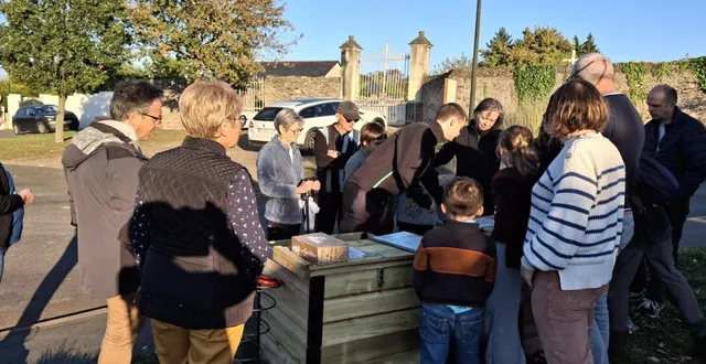 photo  l’installation du composteur collectif a eu lieu prés du cimetière en présence d’une dizaine de pruilléen(e)s.  &copy;  co 