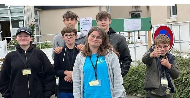 photo  les jeunes de l’ajic devant la résidence.  &copy;  co 