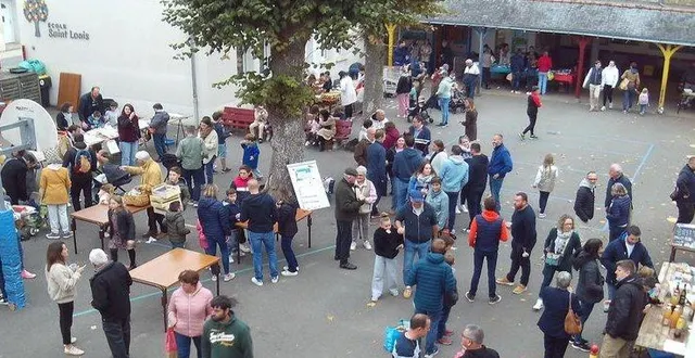 photo  le marché d’automne de l’école saint-louis a attiré de nombreux clients.  &copy;  co 