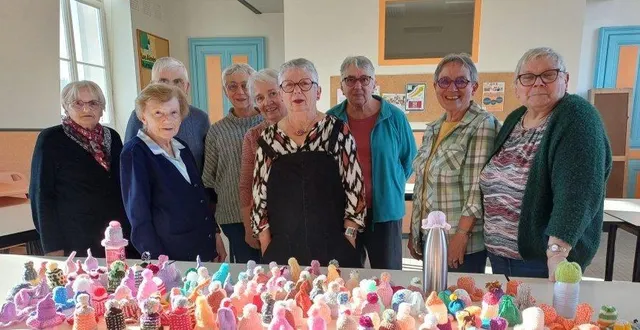 photo  le groupe présentant les bonnets de petits frères des pauvres, fabriqués main.  &copy;  co 