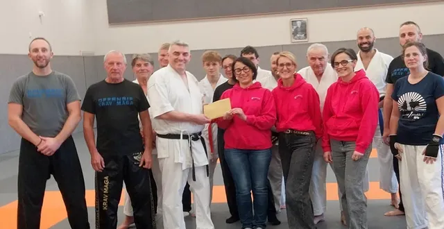 photo  après un stage de karaté, christophe bévan, formateur au club, a remis 315 € à l’association ros’a’domf, représentée par la présidente, adelina jardin ; savina dupin-fiault, secrétaire, et sophie volclair, trésorière.  &copy;  ouest-france 