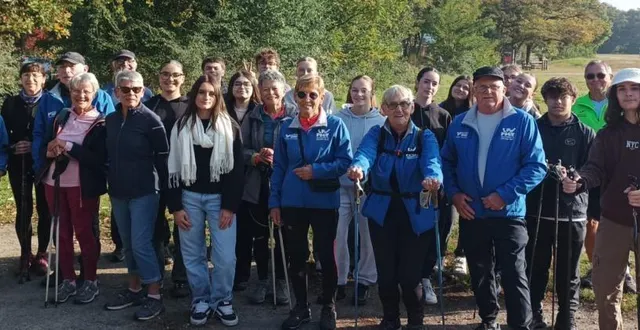 photo  lycéens et marcheurs à l’issue de leur randonnée.  &copy;  le maine libre 