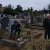 photo  les bénévoles à l’œuvre pour nettoyer le cimetière. 