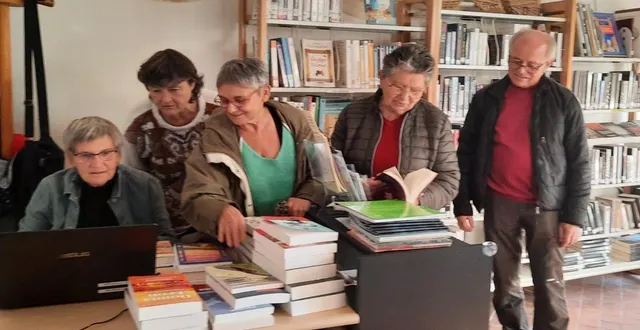 photo  les bénévoles de la bibliothèque peaufinent l’organisation du spectacle.  &copy;  ouest-france 