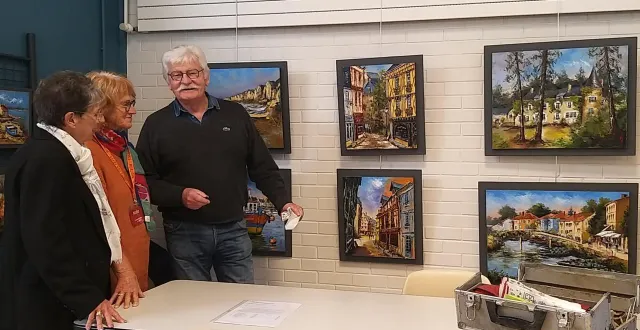 photo  michel fourreaux (peintre) présente ses tableaux au public.  &copy;  ouest-france 