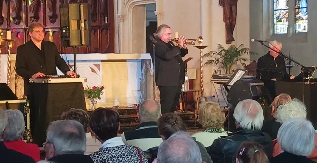 photo  l’association monnaie cuivre, qui vient en aide aux seniors, organise des spectacles sur tout le territoire national. jean-claude borelly, alias le trompettiste d’or, qui fête cette année ses 50 ans de carrière, a réjoui les quelque 250 spectateurs qui sont venus assister au concert donné en l’église saint-martin. luc huvé, le président fondateur de l’amc, était satisfait : « c’est un partenariat qui permet de récupérer des fonds pour comprendre et appréhender les défis que représente l’allongement de la durée de vie ».  &copy;  ouest-france 