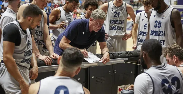 photo  pascal thibaud en train de donner ses consignes lors de la rencontre entre le cep lorient basket et vitré, le 18 août 2025.  &copy;  morgane le guen 