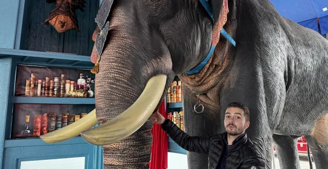 photo  pierre-lou guillet aux côtés de jumbo, l’impressionnant vrai-faux éléphant indien, clou du nouveau spectacle de la compagnie rêves de cirque.  &copy;  ouest-france 