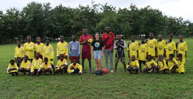 photo  des jeunes du village ont joué au football sous les couleurs d’angrie et de combrée.  &copy;  noémie robert 