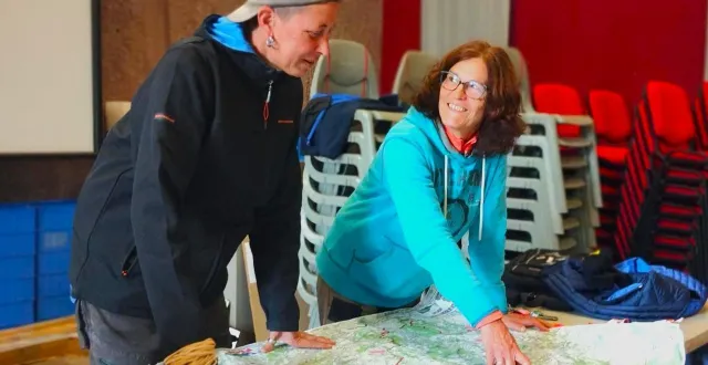 photo  odile (à droite) et juliette ont sorti la carte pour savoir où installer le balisage pour le trail de la roche d’oëtre, près de flers (orne).  &copy;  ouest-france 