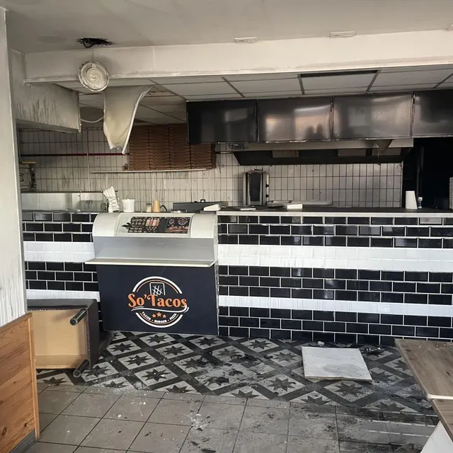 photo à l’intérieur du restaurant so’tacos, au mans (sarthe), les stigmates de l’incendie sont bien visibles, ce vendredi 17 octobre 2025 au matin.  ©  ouest-france