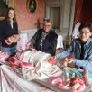photo  mazé, le 14 octobre 2025. louise chouteau, médiatrice culturelle au château de montgeoffroy, accompagnée des bénévoles patricia et emmanuelle, en pleine préparation des décors de la « murder party ». 