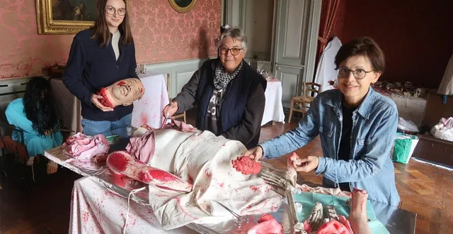 photo  mazé, le 14 octobre 2025. louise chouteau, médiatrice culturelle au château de montgeoffroy, accompagnée des bénévoles patricia et emmanuelle, en pleine préparation des décors de la « murder party ».  &copy;  co - agathe le nueff 