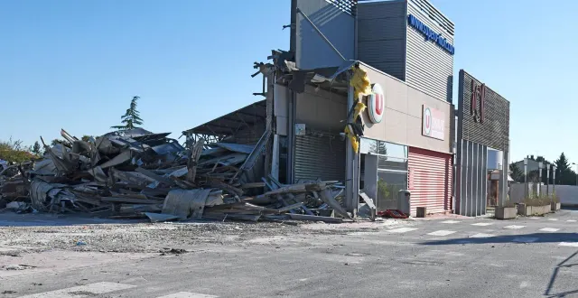 photo  il ne reste plus grand chose de l’ancienne ossature du magasin.  &copy;  co - marie delage 