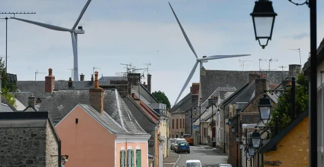 photo  des éoliennes dans la commune de conlie.  &copy;  ouest-france 