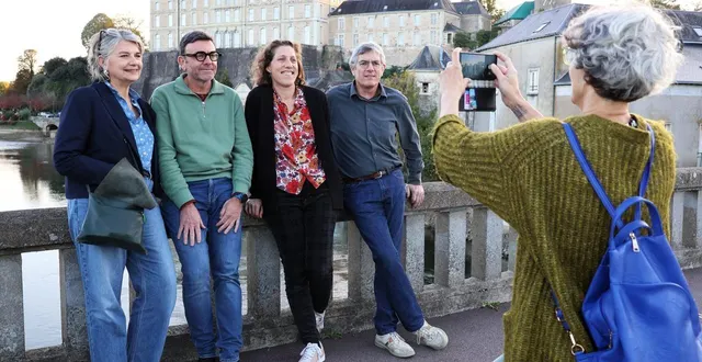 photo  sabine ghemame, vincent huet, hélène drou et fabrice brivain, du collectif de gauche, ont pris la pause, jeudi 16 octobre 2025, pour une première photo de la campagne sabolienne des municipales.  &copy;  ouest-france 