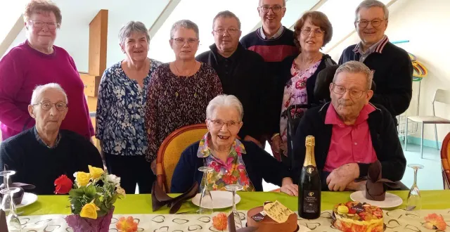 photo  lucienne et pierre gasnier (au centre et à droite) avec une partie de leur famille, lors de leurs noces d’albâtre.  &copy;  famille gasnier 