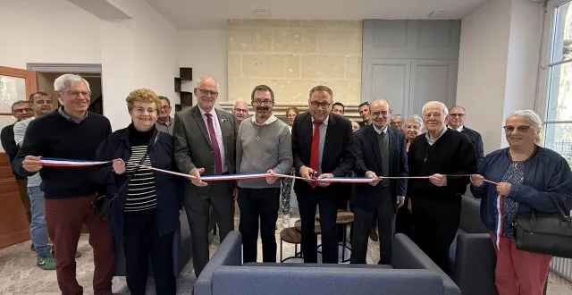 photo  le prêtre luc benêteau était présent aux côtés des élus et des bénévoles de la paroisse pour l’inauguration du presbytère rénové.  &copy;  co 