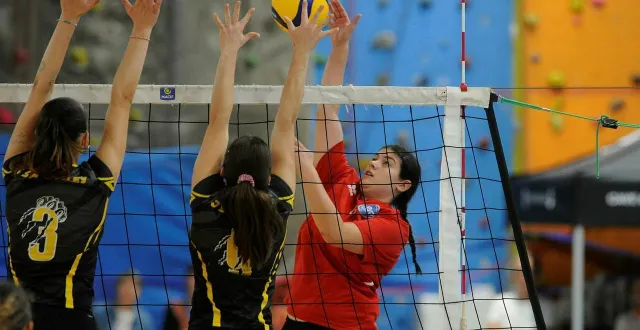 photo  léane dollat et les pexinoises espèrent débloquer leur compteur.  &copy;  co – christophe bernard 