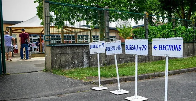 photo  à l’entrée d’un bureau de vote au mans.  &copy;  photo le maine libre - yvon loué 