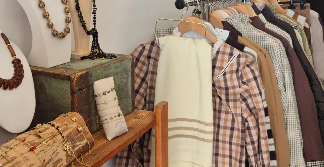 photo  vêtements, sacs, bijoux et maroquinerie sont proposés.  &copy;  ainsi soit fée 