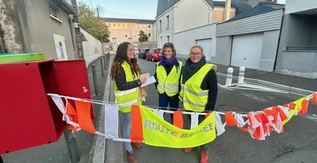photo  angers, le 17 octobre 2025, rue dacier. anne-claire brémond, aude martin-loiseau et virgine nicou tenaient la barrière éphémère en cette veille des vacances de la toussaint.  &copy;  co 