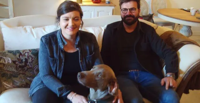 photo  sarah blin, son époux guillaume et sawyer la mascotte de l’agence.  &copy;  co 