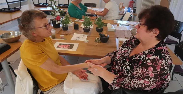 photo  baugé, le 13 octobre 2025. véronique cochard (au premier plan, à droite) apprécie de retrouver marie-claude et sylvie, lors des ateliers bien-être organisés par la plateforme accord’âges à destination des aidants.  &copy;  co - agathe le nueff 