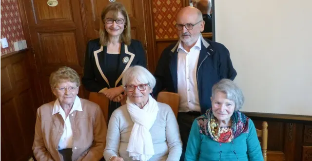 photo  debout, cynthia fadel et yves moreau. assises de g. à dr, ghislaine tansorier, jacqueline et laurence nadanowski.  &copy;  le maine libre 