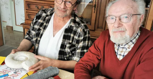 photo  pierre chevet (à gauche) avec une ammonite et deux orthoceras quiviennent de saint-denis-d’orques.  &copy;  le maine libre 