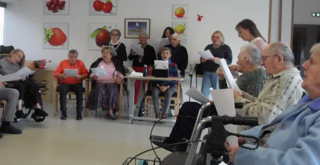 photo  les bénévoles de la bibliothèque sont venus passer un moment de convivialité autour du chant.  &copy;  le maine libre 