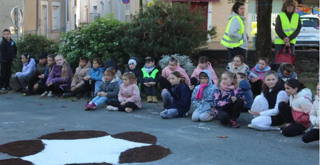 photo  au sol, une réalisation des élèves de grande section, avec de la farine et du marc de café.  &copy;  le maine libre 