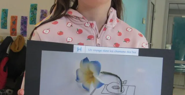 photo  justine montrant la photographie réalisée avec xavier, leur ayant permis de remporter le premier prix.  &copy;  co 