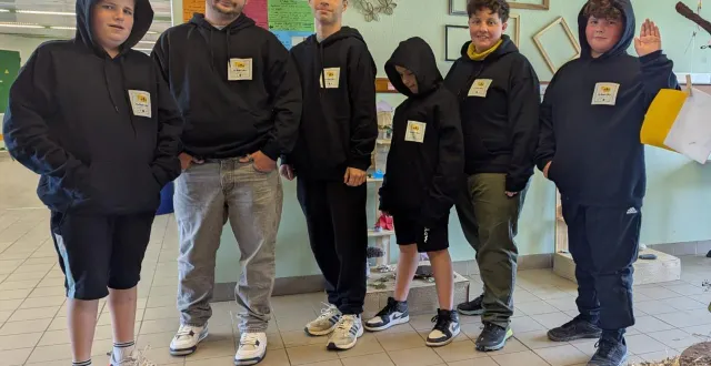 photo  jordy, armand, mathéo, lucas, anna et luc animent un podcast.  &copy;  co 